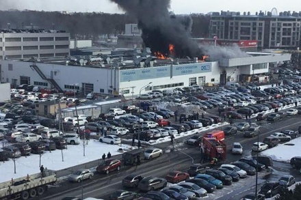 Около ста человек эвакуировано из горящего автоцентра в Петербурге