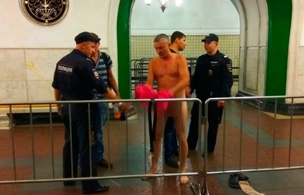 В московском метро сотрудники полиции заставили мужчину раздеться
