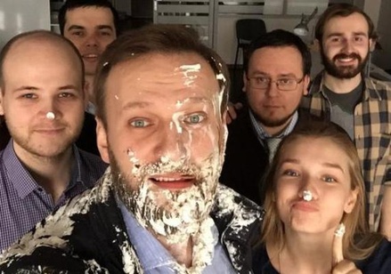 В Москве в Навального бросили торты 