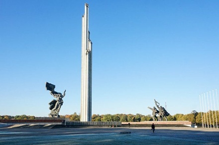 Сейм Латвии поддержал петицию о сносе памятника освободителям Риги