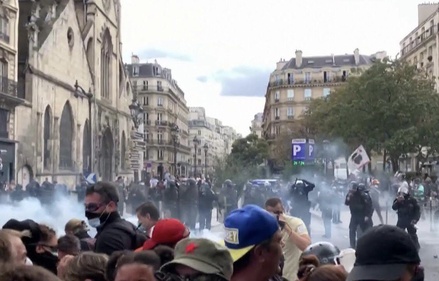 В Париже полицейские задержали более сотни участников антиковидной акции