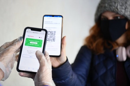 СМИ узнали о планах властей ввести QR-коды в транспорте, кафе и магазинах