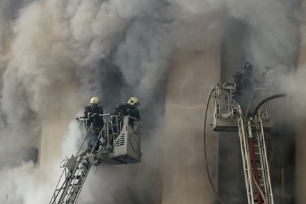 В Минобороны отрицают обрушение крыши горящего здания на Знаменке