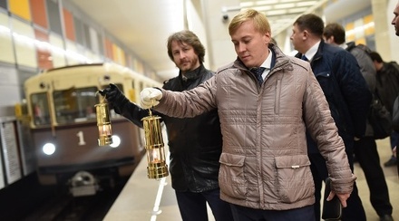 Поезда московского метро впервые доставили Благодатный огонь в храмы