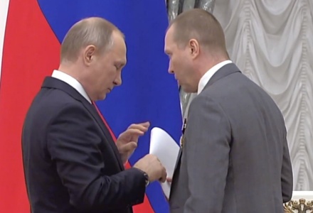 Миронов передал Путину письмо во время церемонии вручения госнаград