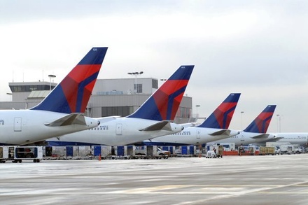 Одна из крупнейших авиакомпаний Delta Air Lines временно прекратила полёты