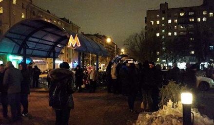 Акция в память об убитой девочке у станции метро «Октябрьское поле» продолжается