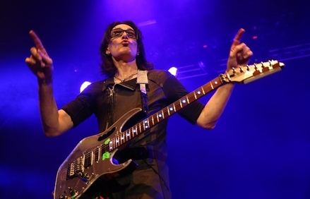 Гитарист Стив Вай и группа Apocalyptica устроят музыкальный флешмоб на сцене ВДНХ