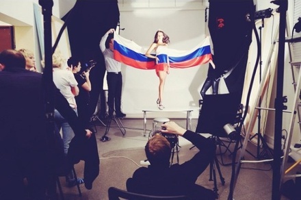 «Мисс Россия» попала под прокурорскую проверку за фото с российским флагом