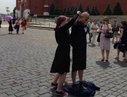 Активистка побрила голову на Красной площади