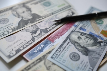 Экономист призвал не хранить сбережения в деньгах
