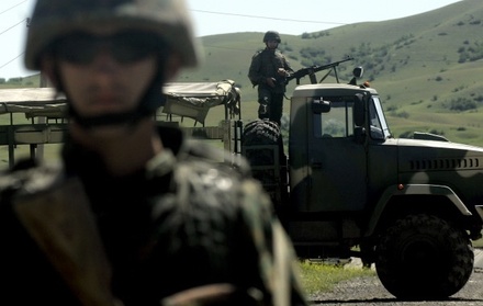 В Молдавии оппозиционеры заблокировали на границе военную технику США