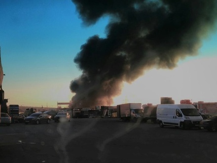 Очевидцы сообщают о крупном пожаре у пересечения МКАД и Калужского шоссе