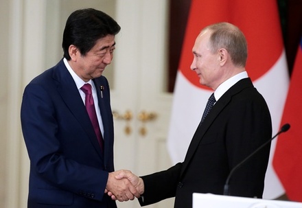 Синдзо Абэ пожелал «рука об руку» с Путиным идти к мирному договору