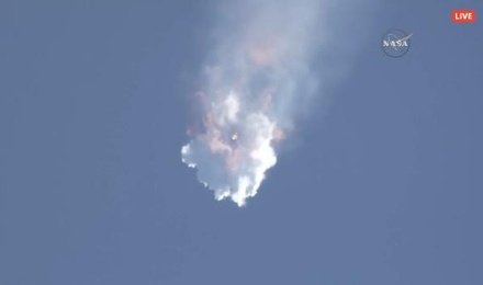 Американская ракета Falcon-9 с грузовиком Dragon взорвалась