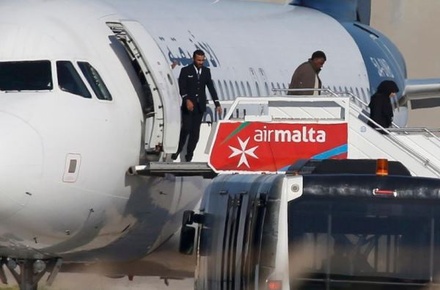 Премьер Мальты заявил об освобождении всех пассажиров захваченного лайнера