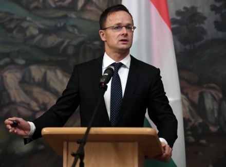 Глава МИДа Венгрии заявил о планах импортировать «Спутник V»