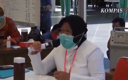 В Индонезии мэр Сурабая на коленях попросила прощения за вспышку COVID-19