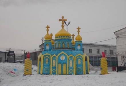 В Кузбассе заключённые построили из снега Храм Христа Спасителя