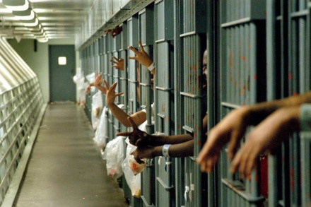Тюрьмы США начали выпускать заключённых из-за коронавируса