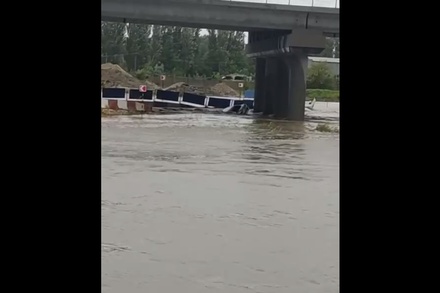В Анапе автомобиль смыло потоком воды в реку