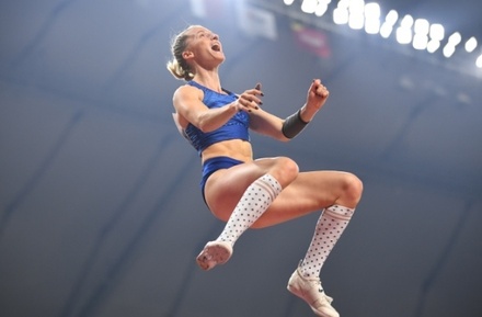 Анжелика Сидорова завоевала золото в прыжках с шестом