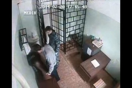 СМИ опубликовали видео с избиением заключённого в петрозаводской колонии