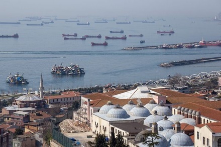В Турции пробка из танкеров с нефтью выросла до 26 судов