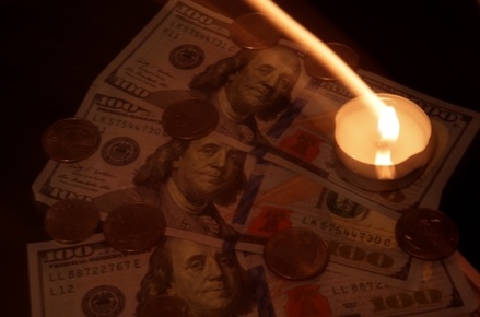 Доллар упал ниже 65 рублей на фоне подорожавшей нефти