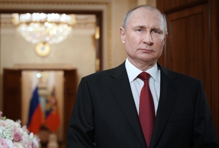 Владимир Путин поручил кабмину проверить зарплаты бюджетников