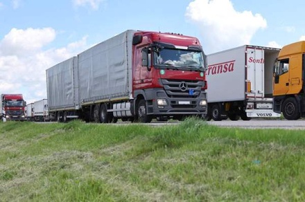 В Госдуме предложили запретить грузовым машинам из Польши проезд по России