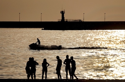 На пляжах Сочи запретили купаться с 20.00 до 8.00