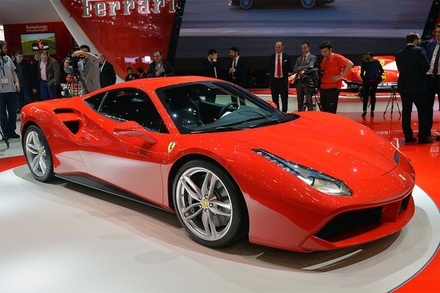 В России с начала года вдвое выросли продажи спорткаров Ferrari