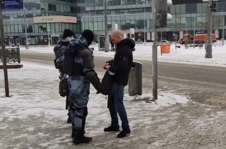 СМИ: силовики досматривают прохожих в центре Москвы
