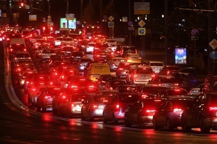 Водителей предупредили о непогоде и вечерних пробках в Москве