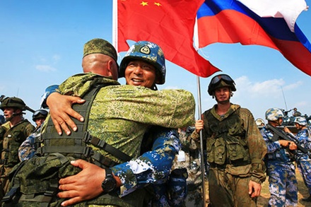 В ВШЭ допустили создание военного союза России и Китая