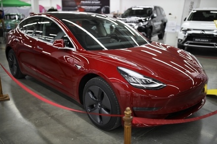 «СберАвто» объявил о начале продаж Tesla