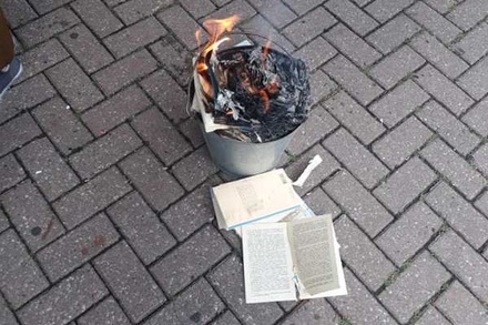Жителей Калининграда возмутил перформанс с сжиганием книг