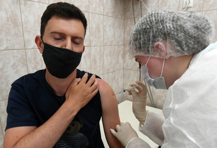 Михаил Мурашко допустил продажу иностранных COVID-вакцин в России