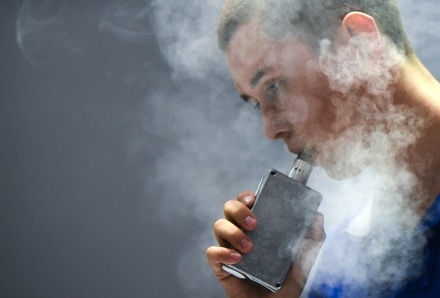 В Госдуме предложили приравнять электронные сигареты к обычным