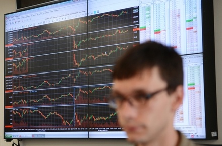 Доллар упал ниже уровня 61,82 и обновил годовой минимум