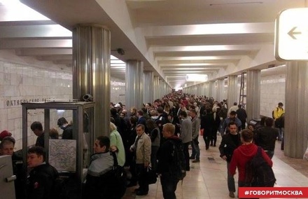 На станциях Таганско-Краснопресненской линии метро возникло столпотворение