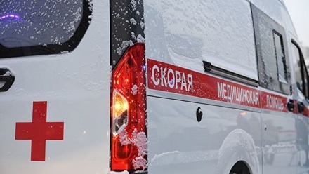 Пострадавший в результате падения льда с крыши дома в Москве мужчина скончался