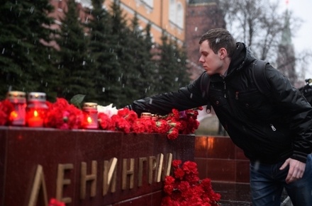 В Петербурге и Москве проходят акции в память о жертвах теракта в метро