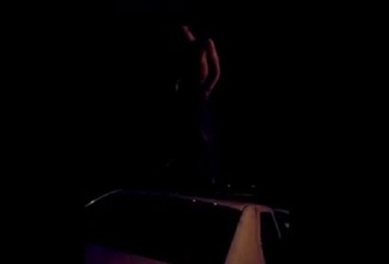 В Москве голый мужчина станцевал на крыше полицейской машины