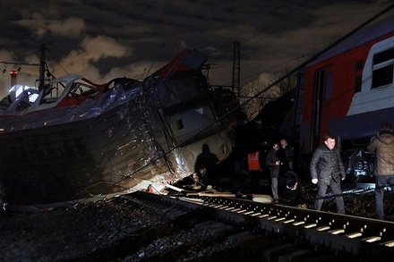 Два поезда в Москве могли столкнуться из-за перебегавшего пути человека  