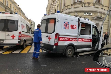 Автомобиль скорой помощи попал в аварию в центре Москвы