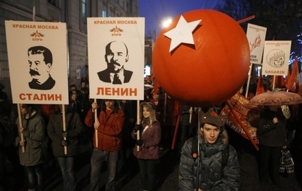 Около 5 тысяч человек участвуют в шествии коммунистов в центре Москвы