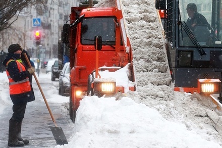 Автомобильное движение в Москве практически остановилось из-за снегопада