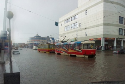 Улицы Курска затопило после ливня
